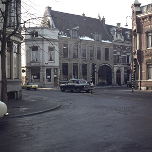 859517 Gezicht op het Domplein te Utrecht met links de ingang naar de Korte Nieuwstraat en rechts de voorgevels van de ...